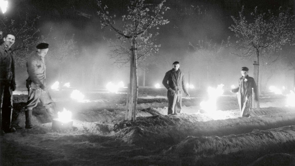 Scène de lutte contre le gel dans le verger valaisan en 1958.